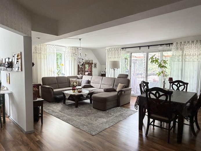 100m² Wohnung mit Fußbodenheizung, Klimaanlage, Balkon, 2 PKW Stellplätze – Foto 2