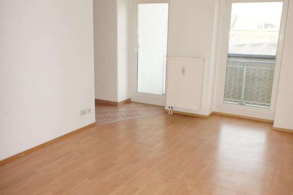 Laminat, halboffene Küche und Balkon ! im 3. OG
