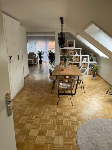 واحة سكنية هادئة وسط الخضرة – Offenes Ess-und Wohnzimmer