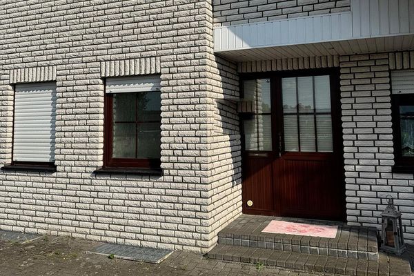Freistehendes Zweifamilienhaus mit Bürotrakt und Garage