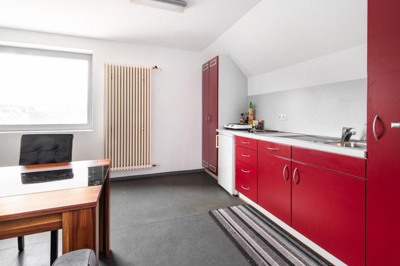 Representatieve bedrijfslocatie met showroom, productie, werkplaats en opslaghal te huur – 2. OG Küche