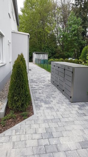 Hauszugang / Mülltonnen