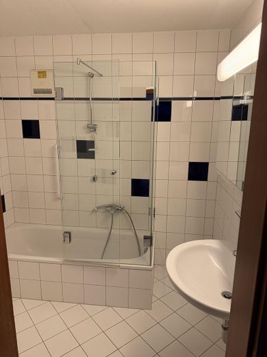 Ruhige Erdgeschosswohnung mit Terrasse & Garage - zentrumsnah – Bad