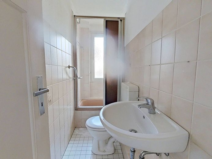 Accogliente appartamento con 2 locali e bagno con luce naturale – Bad