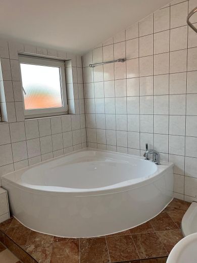 MODERNE 3-ZIMMER-DACHGESCHOSSWOHNUNG MIT BALKON, LOGGIA & EINBAUKÜCHE IN KARBEN – Photo 18