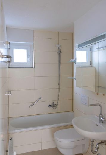 Schöne 4-Zimmerwohnung mit neuer Küche und Terrasse - Erstbezug nach Sanierung – Bad