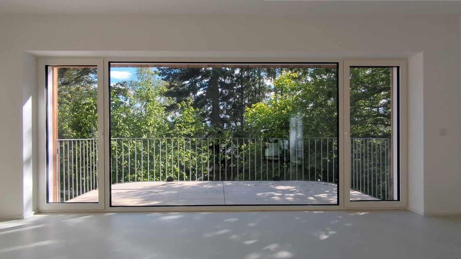Energieeffizientes Einfamilienhaus (A) mit Panoramablick im Taunus – Blick aus dem Wohnzimmer in de