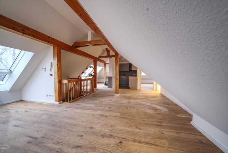 Lutherstraße: 2-Zimmer-Maisonette, fugenloses Bad, tolle Aussicht, Nobilia EBK – Wohnzimmer II
