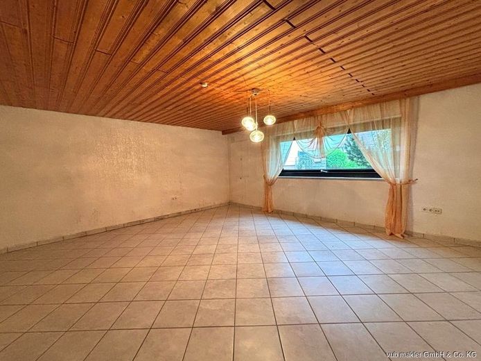 Stilvolles Einfamilienhaus mit Einliegerwohnung und großzügigem Grundstück in Arzberg – VUB0002479-14