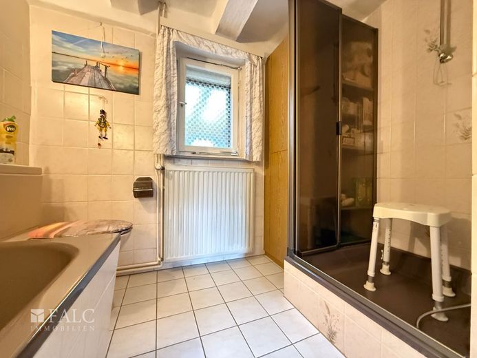 ***Blick auf die Burg Plesse - Haus mit Doppelgarage und üppiger Terrasse in Eddigehausen*** – Badezimmer EG