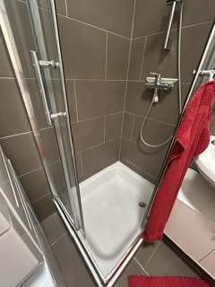 Ankastre mutfaklı, duş banyolu, balkonlu, otoparklı daire; BER ve Freie Universität Berlin yakınında – Dusche