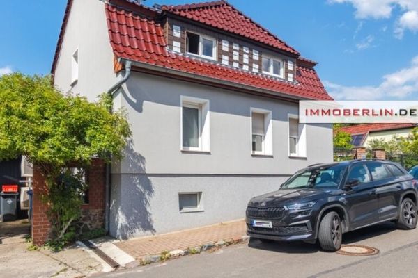 IMMOBERLIN.DE - Märkische Schweiz’te seçkin konum! Yerleşim merkezinde bahçe huzuru ve geniş manzaraya sahip seçkin ev