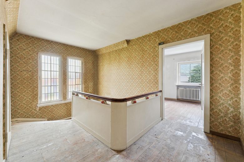Hohe Decken, Echtholzböden, Wintergarten – wunderschönes Einfamilienhaus in Heiligenstadt – Flur OG