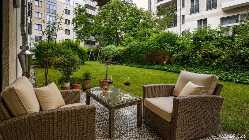 Ruhige Gartenterrasse mit 3-Zimmer-Wohnung - total zentral – Terrasse