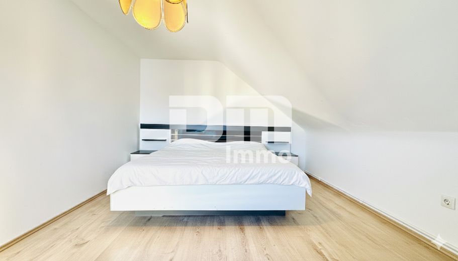 Kompakte Dreizimmer DG Wohnung in gepflegtem Dreifamilienhaus in gesuchter Lage – Wohnzimmer / Aktuell als Schlafzimmer genutzt