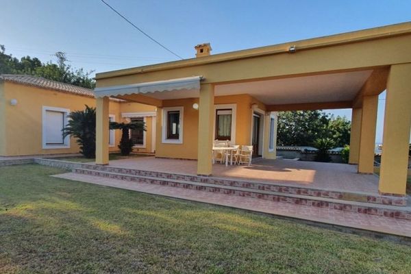 Gepflegte Villa mit 4 Schlafzimmern, 3 Badezimmern und Privatpool in hervorragender Wohnlage