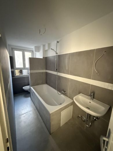 Erstbezug nach Kernsanierung- großzügige 4-Zimmer- Wohnung im Erdgeschoss – Badezimmer