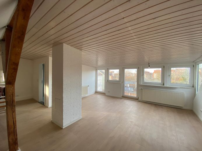 Apartamento con balcón, apto para piso compartido, 4 habitaciones, dúplex, cerca de la estación – offenes Wohnzimmer oben