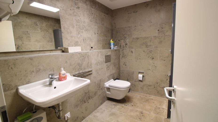 Petit bureau attrayant au cœur de Rodenkirchen – WC-Einheit