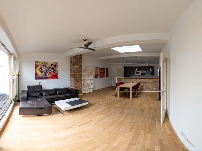 Elegante hochwertige DG-Wohnung nahe Kollwitzplatz – Wohnbereich Panorama