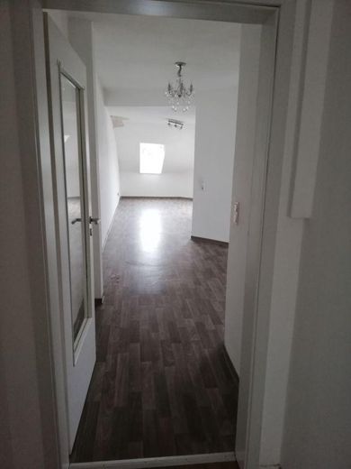 Appartement mansardé central de 3 pièces (env. 83 m²) avec climatisation et emplacement de stationnement – Flur