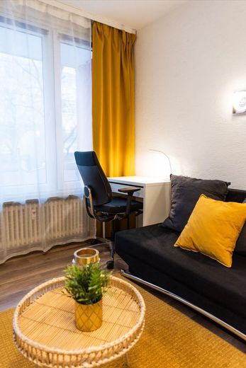 Möblierte 1-Zi Wohnung mit neuer EBK und Balkon in Sindelfingen – Gemütliches Sofa und Arbeitsbe
