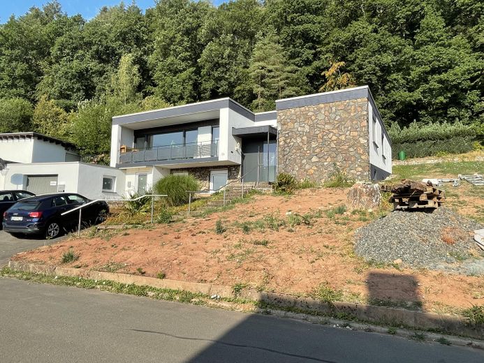 Modernisiertes EFH + ELW | 195 m² | Waldrand | Luxemburg 20 Min | Provisionsfrei – Straßenansicht