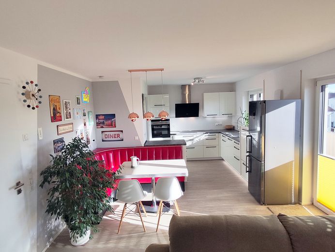Ruhiges Wohnen mit Penthouse-Flair: Barrierefreie 3-Zi.-Whg, Aufzug, 20m² SW-Balkon, provisionsfrei – Küche mit Essecke