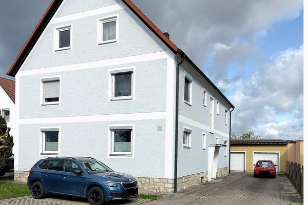 Vermietetes 4-Parteienhaus mit großem Garten