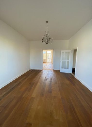 3-Zimmer-Wohnung, Altbau mit Balkon und Einbauküche in Frankfurt am Main – Wohn-/ Schlafzimmer 1
