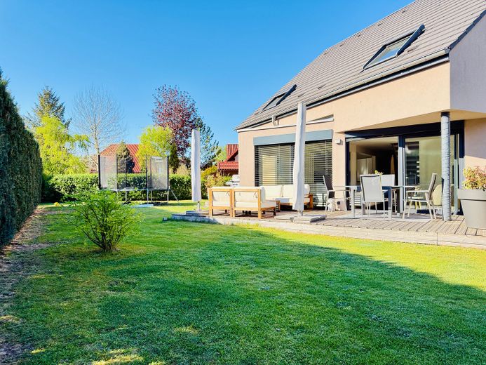 NEU: Familiengerechtes EFH, umfassend modernisiert, mit großen Garten | provisionsfrei – Gartenansicht