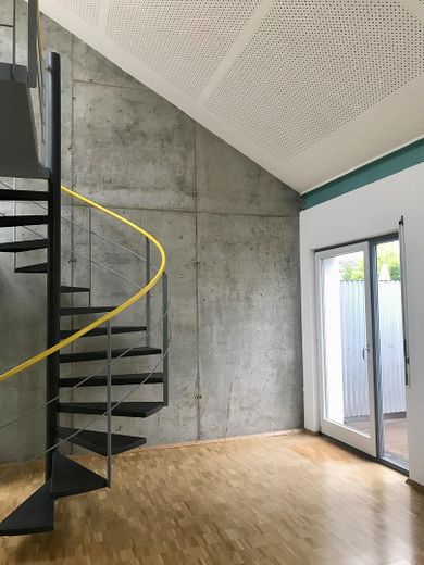 Wohnzimmer mit Balkon