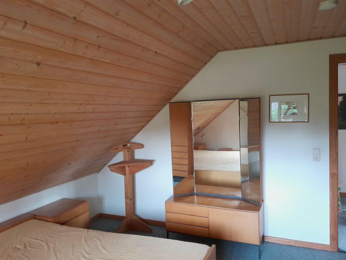 wolnostojący dom jednorodzinny z pięknym ogrodem – Schlafzimmer