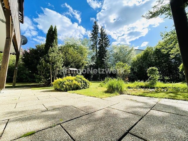 NEUER PREIS***Familienhaus mit Anliegerwohnung - Frei stehendes Zweifamilienhaus mit Herz*** – Gartenanlage