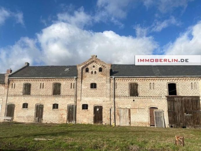 IMMOBERLIN.DE - Tarihi yapı topluluğu, genişletme potansiyeli ile! Kısmen yenilenmiş ev ve ek bina – Fotoğraf 1