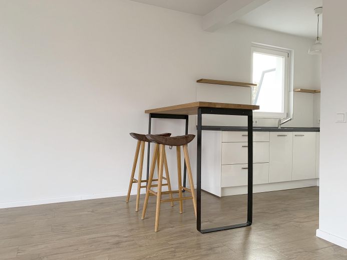 Offene Küche mit Hochtisch