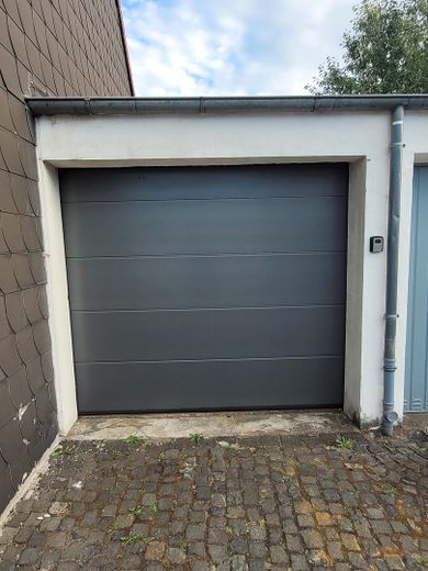 Moderno piso de 4 habitaciones (planta baja/sótano) con garaje propio en BS-Broitzem – Garage