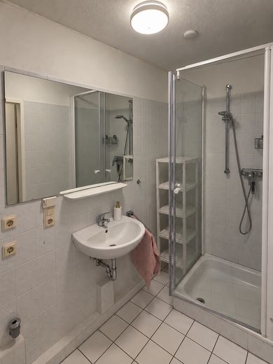 Gemütliche 2-Zimmer-Dachgeschosswohnung mit Balkon und Einbauküche in ruhiger Lage – Foto 4