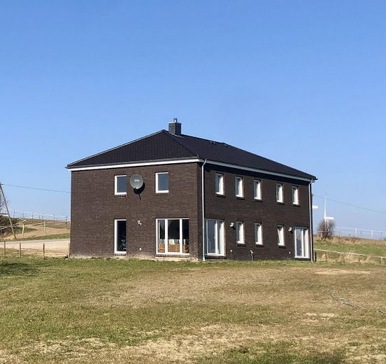 Modernes Landanwesen (Bj. 2021) mit Wohnhaus, Halle, Bauland und ca. 4 ha Land – Foto 2