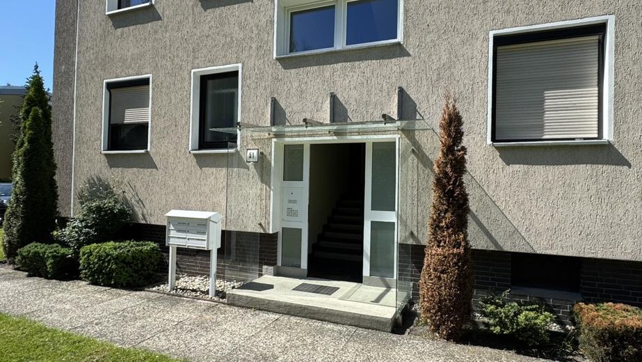 Einfach einziehen: Top-Sanierte Eigentumswohnung in Alt-Vinnhorst – Hauseingang