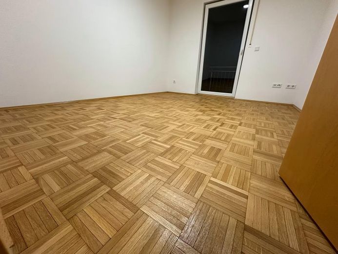 Raumwunder in Bestlage -Stillvolle DHH mit 7 Zimmern & TOP Energieeffizienz A+ – Parkettboden OG