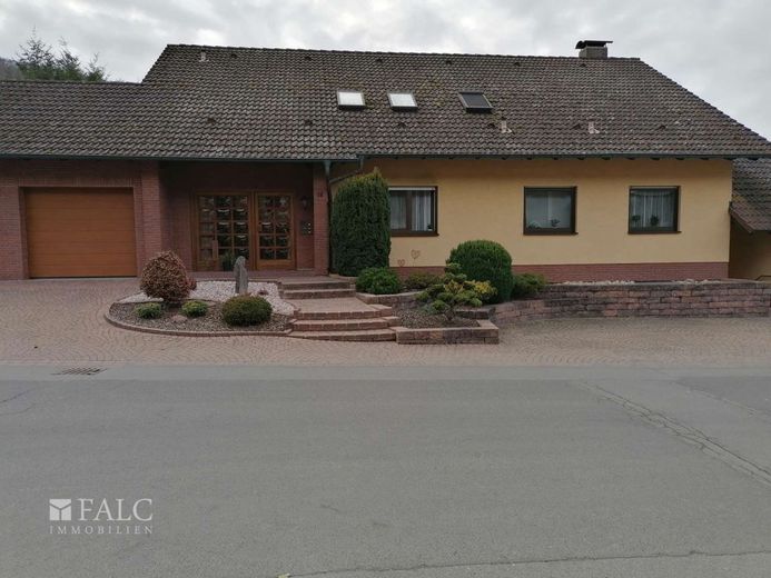 Repräsentatives Mehrfamilienhaus mit Traumgrundstück- – Außenansicht