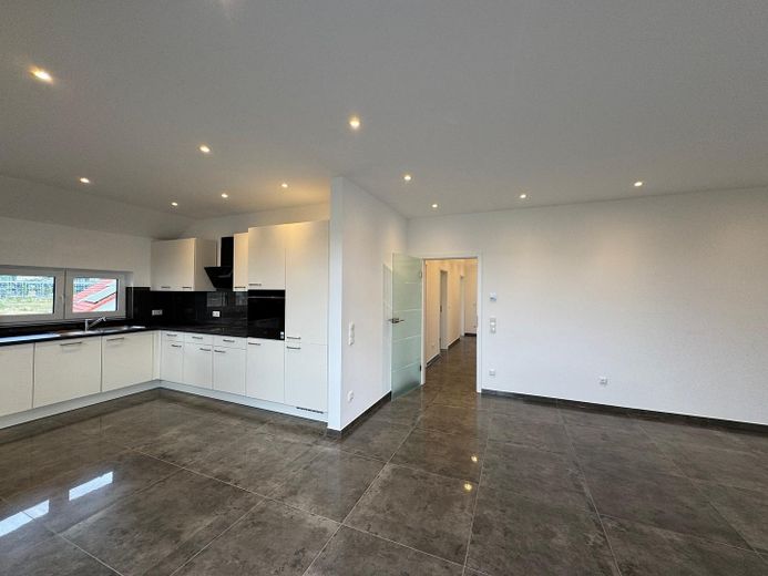Moderne 9-Zimmer-Neubauwohnung mit ca. 235 m², zwei Küchen und zwei Balkonen in Rodenbach – फोटो 7