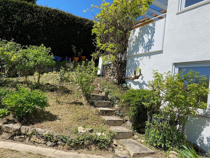 Family Happiness with Panoramic Views: Spacious Living in Leonberg’s Prime Location – Teil des Gartens