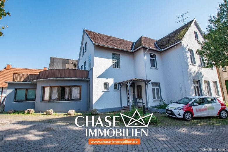 Großflächiges 5-Parteien Mehrfamilienhaus in Bad Pyrmont - Top SOLL-Faktor von 9,7 in Löwensen! – Bodenansicht - Fassade