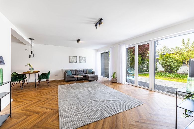 Großzüziges Wohnzimmer EG