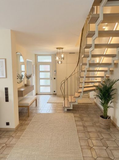 Beaucoup d’espace pour vos projets et rêves, spacieuse maison individuelle avec appartement indépendant à Cologne-Hahnwald – Entreé Hauptwohnung visualisie