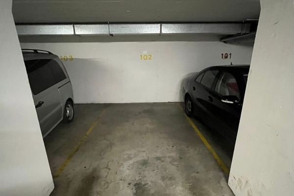 Leimen’de kapalı otoparkta kiralık yer.