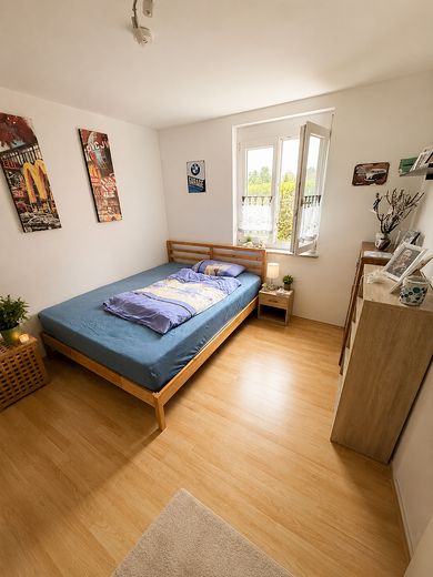 Vivienda con jardín y sensación de casa dentro de casa | Jardín de 135 m² | Sala de ocio interna | Plaza de aparcamiento en garaje subterráneo – Schlafzimmer 1