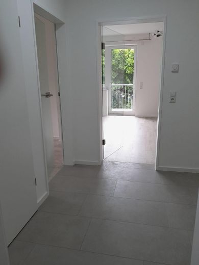 First occupancy after complete renovation/bright apartment approx. 43 m²/in the greenery with balcony/6 min walk to Westpark – Flur/Sicht auf den Wohnbereich